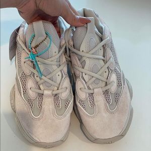 Yeezy’s men 8.5 —